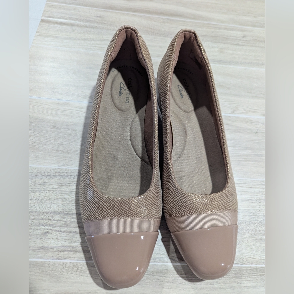 Clarks Juliet Monte Tan Gold Metallic Patent Leather Cushion Loafers Sz 7.5 NWOB